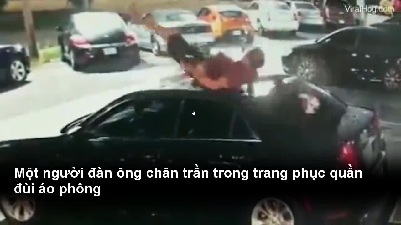 Thanh niên lập tức rời khỏi hiện trường sau cú rơi tai họa