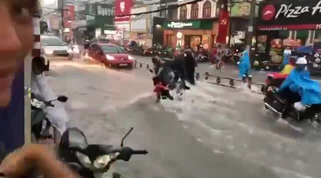 Đường Sài Gòn ngập như sông, nước chảy xiết cuốn trôi cả xe máy