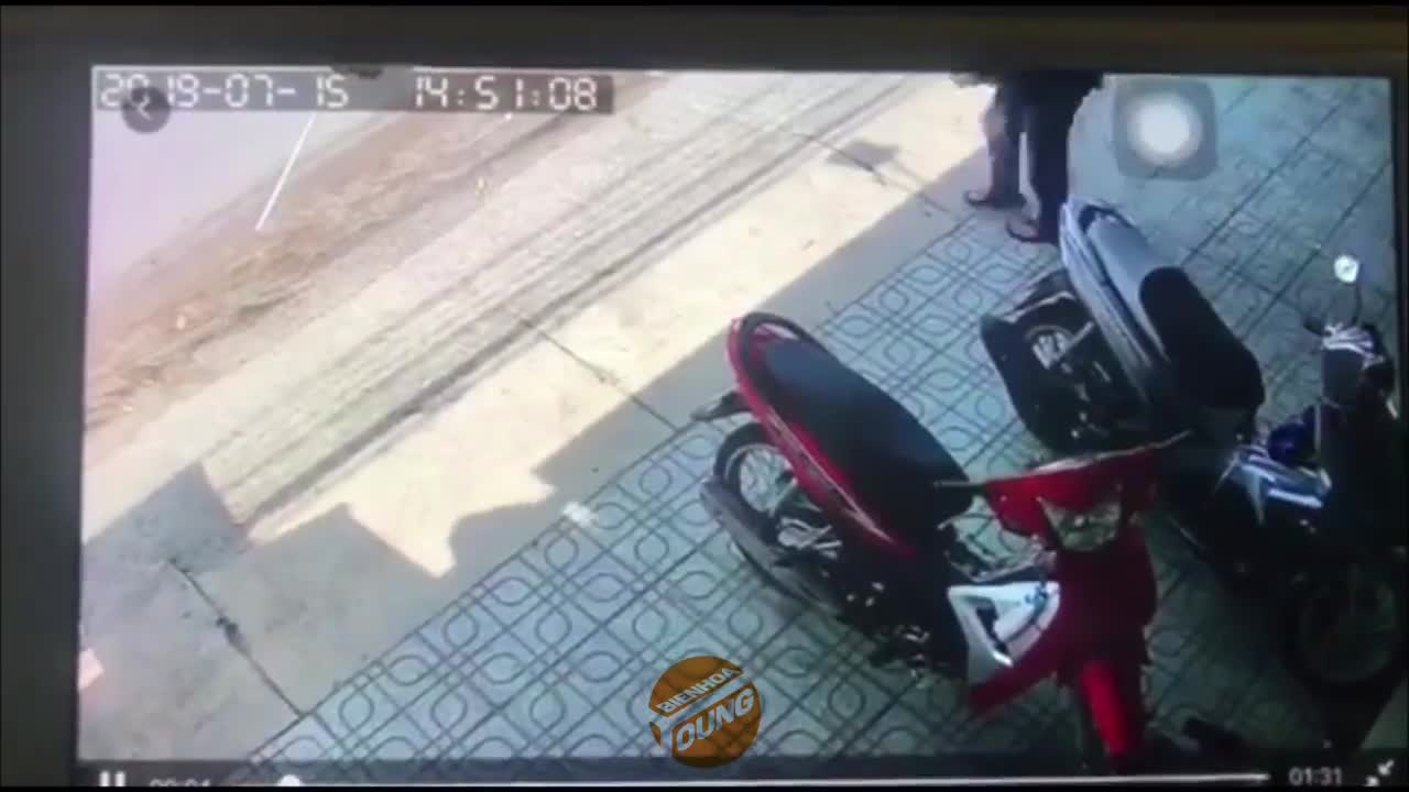 Bị bắt quả tang, trộm vứt xe máy bỏ chạy trối chết