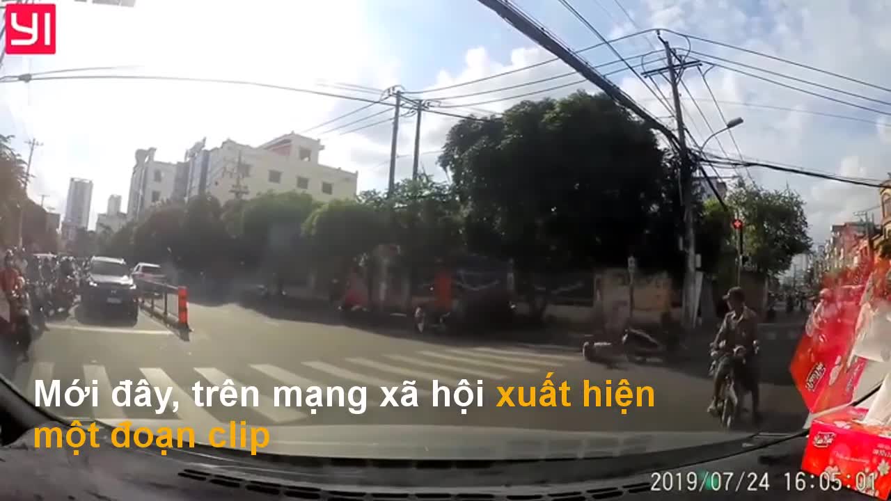 Clip: Vừa lái xe vừa nghe điện thoại, người đàn ông ngã sõng soài xuống đường