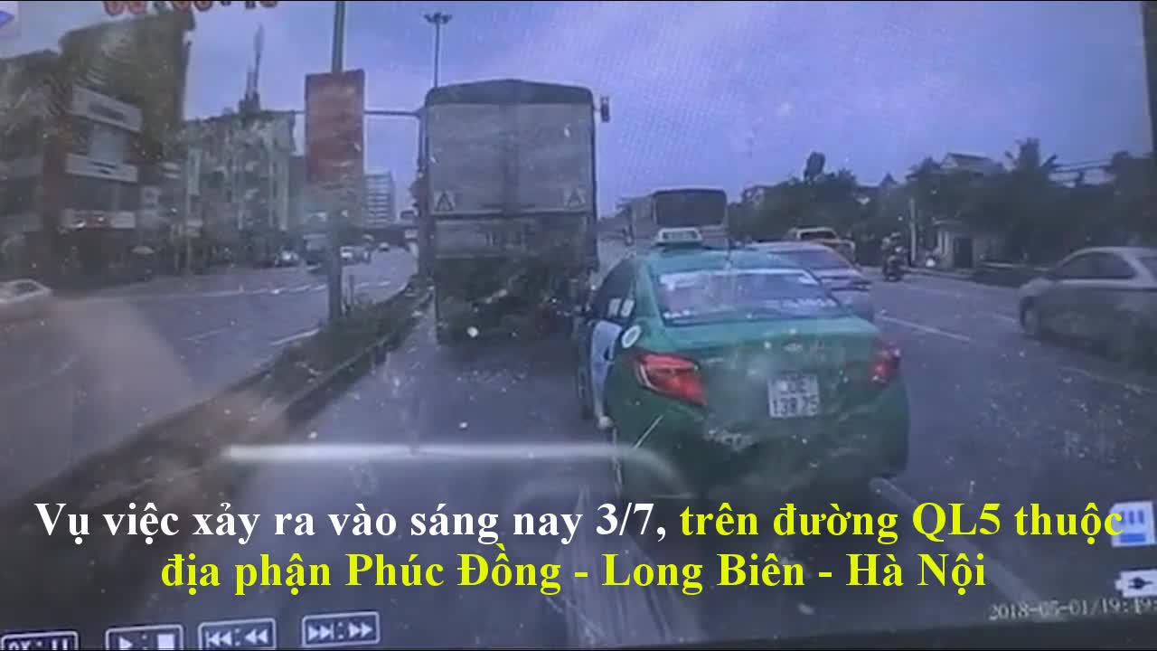 Khoảnh khắc ô tô lao như tên bắn, tông trúng 3 ô tô đang dừng đèn đỏ