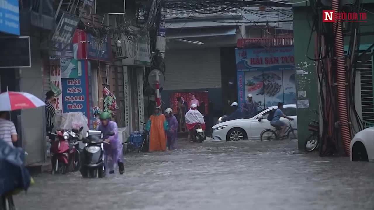 Mưa lớn, Hà Nội ngập như sông, xe cộ chết máy hàng loạt