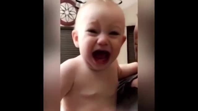 Clip Ngộ nghĩnh trẻ thơ: Phản ứng siêu đáng yêu của các bé khi thấy mẹ đắp mặt nạ