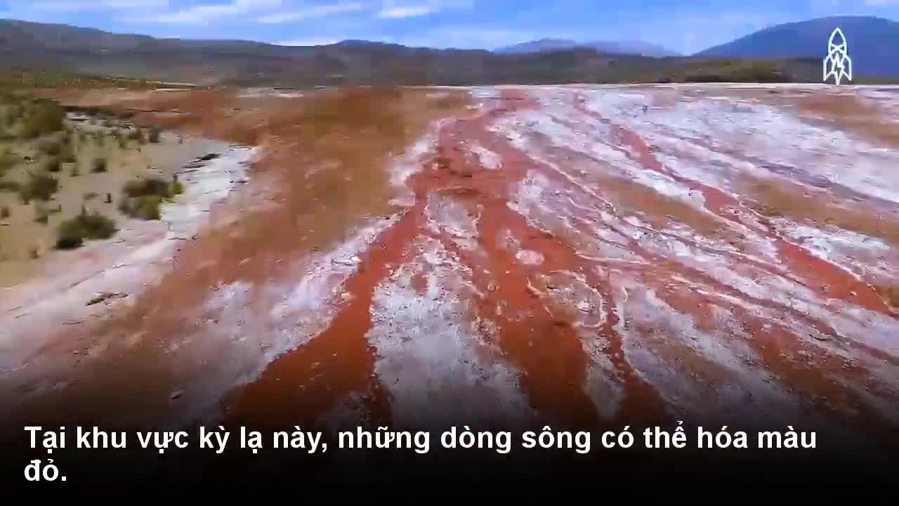 Khám phá “vùng đất quỷ ám” bí ẩn, hồ đỏ như máu, nước nóng 50 độ C