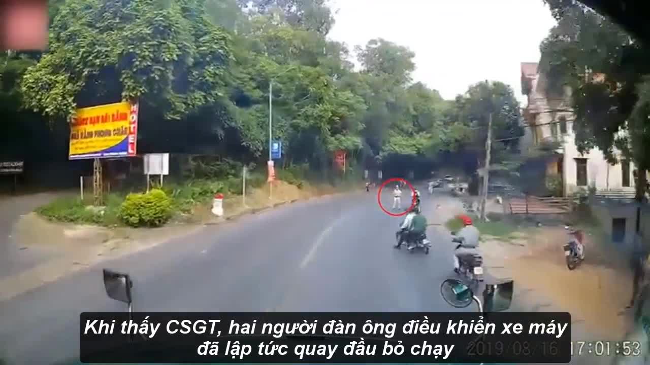Chạy chốt CSGT, 2 người đàn ông suýt mất mạng khi tạt đầu container