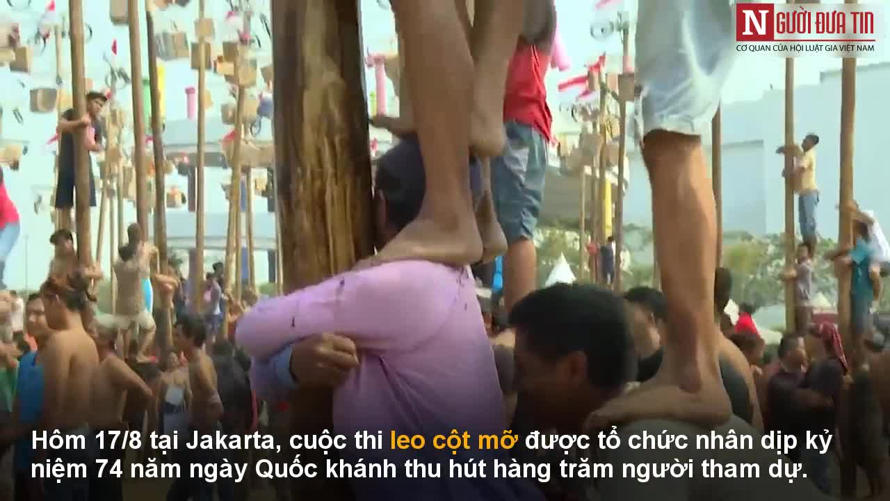 Mạo hiểm leo cột mỡ trơn trượt để lấy quà