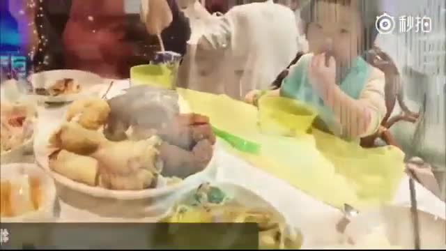 Chỉ ngồi ăn rau, cô bé này vẫn khiến dân mạng phải phát cuồng