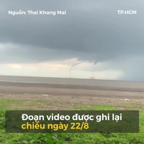 Clip: Khoảnh khắc 2 vòi rồng xuất hiện cùng lúc trên biển Cần Giờ