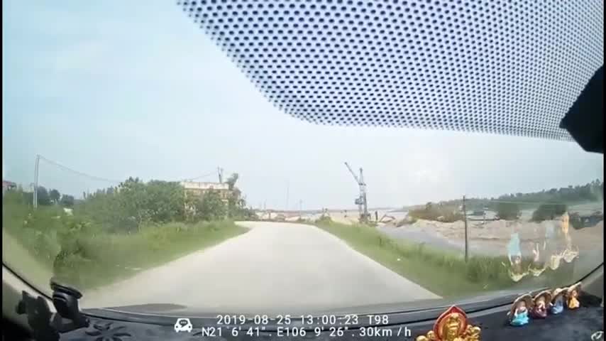 Vào cua tốc độ cao, nam thanh niên lao thẳng vào đầu ô tô