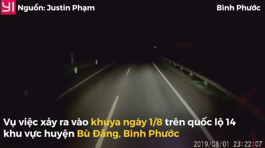 Xe khách vượt ẩu trong đêm, ép vỡ đầu xe tải rồi lao xuống ruộng