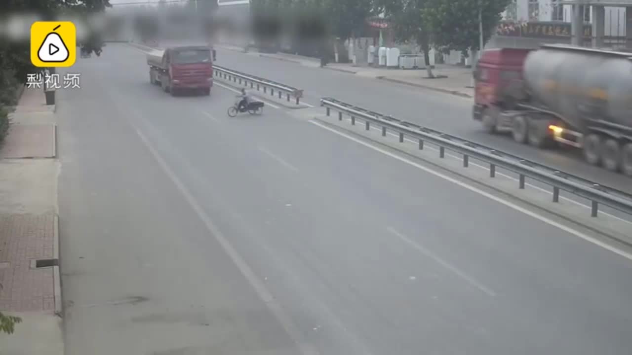 Cụ &ocirc;ng đi xe ba b&aacute;nh bị xe tải t&ocirc;ng tử vong trong l&uacute;c qua đường