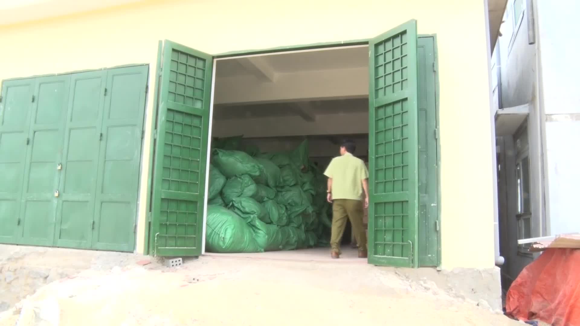 Cận cảnh 16 tấn h&agrave;ng may mặc đ&atilde; qua sử dụng bị lực lượng chức năng bắt giữ