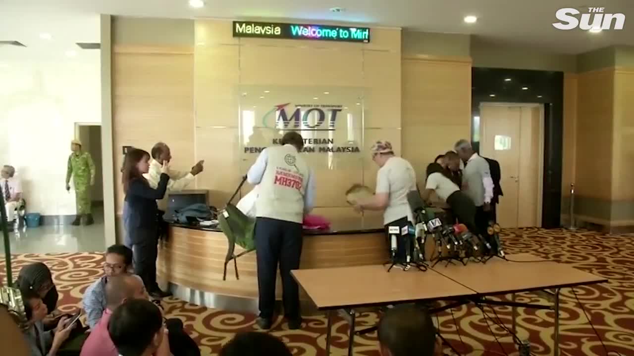 Những mảnh vỡ nghi là của MH370 mở ra hy vọng tìm kiếm máy bay của gia đình các nạn nhân