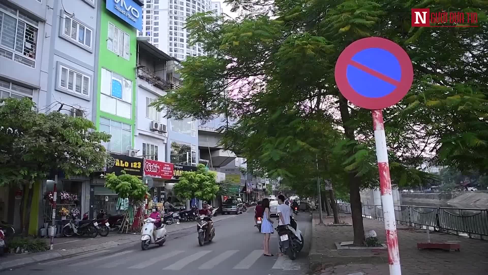 Hàng loạt ô tô nối đuôi nhau đỗ xe lấn chiếm lòng đường, gây ùn tắc giao thông