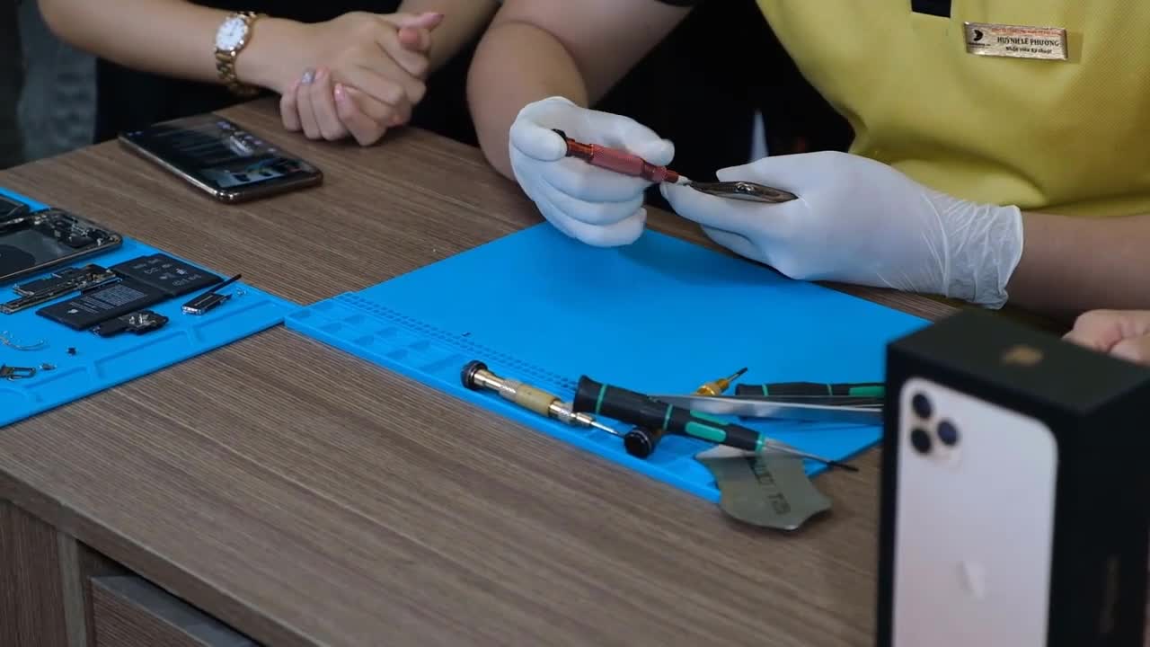 Video “mổ bụng” iPhone 11 Pro Max đầu tiên tại Việt Nam