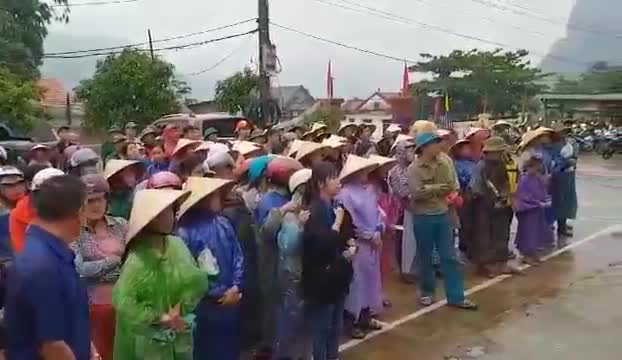 Đoàn từ thiện trao quà cho hàng trăm người dân bị ảnh hưởng nặng nề sau trận lũ