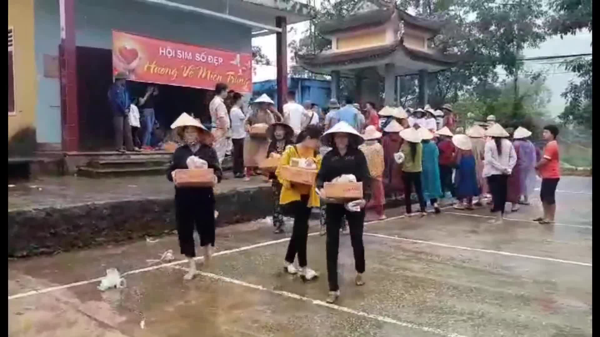 Người dân nhận quà và nói lời cảm ơn tới đoàn từ thiện