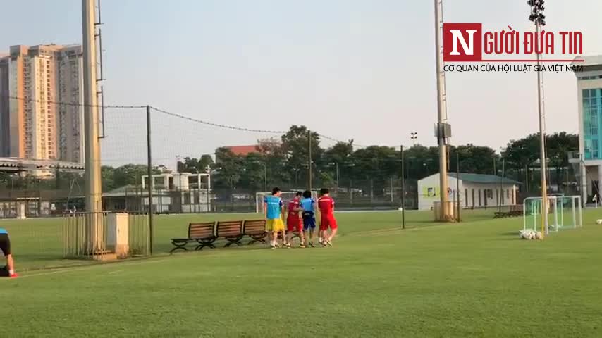 Tuyển Việt Nam vui vẻ tập luyện