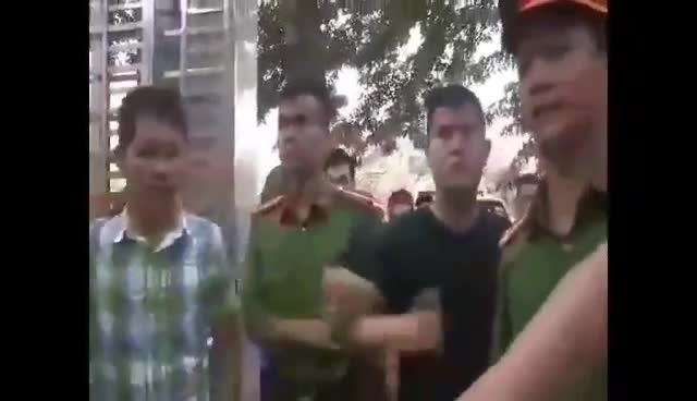Clip toàn bộ quá trình bắt giữ gã bác sĩ hành hung nữ điều dưỡng