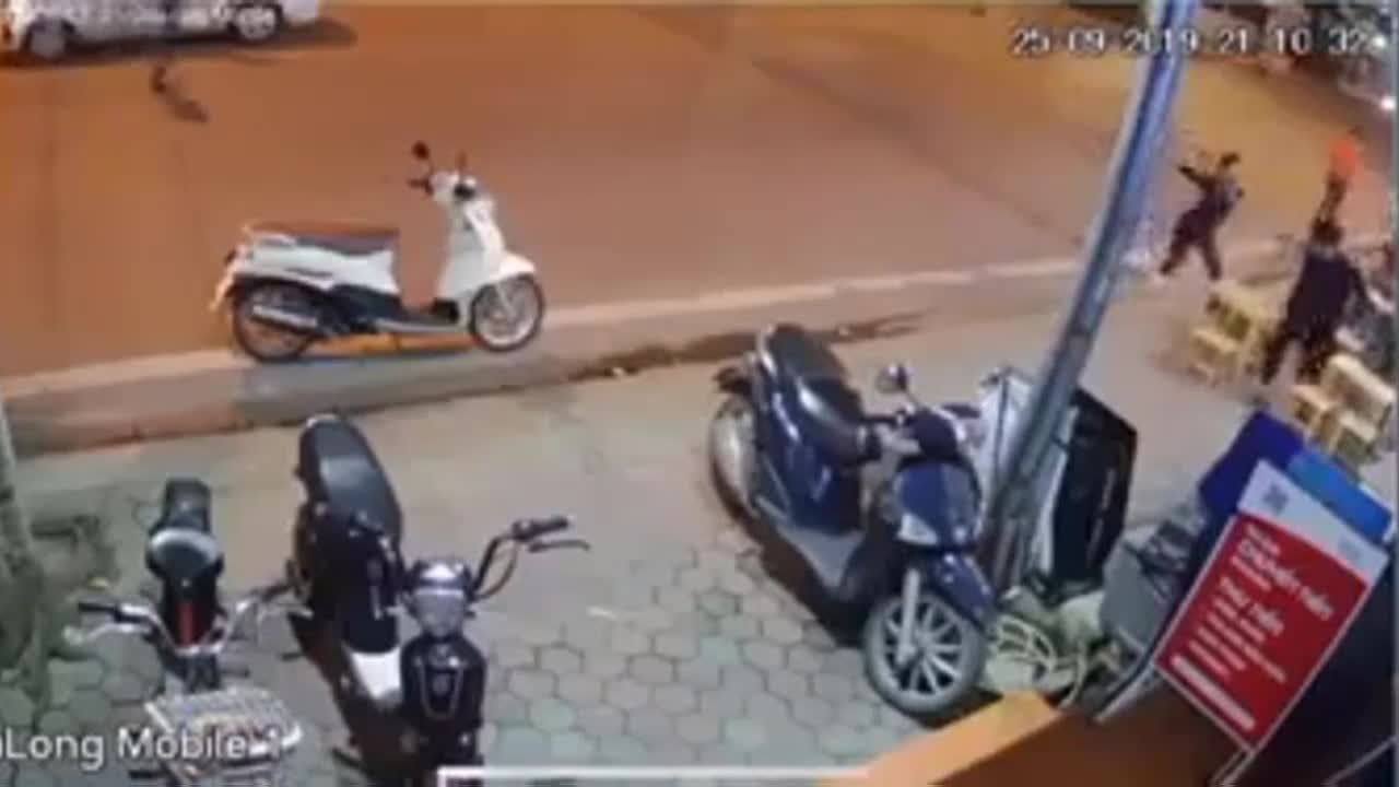 Nhóm thanh niên cầm dao hỗn chiến trên đường