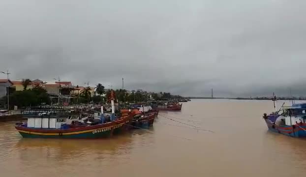Video: Tàu thuyền vào tránh trú áp thấp nhiệt đới tại cửa biển Nhật Lệ