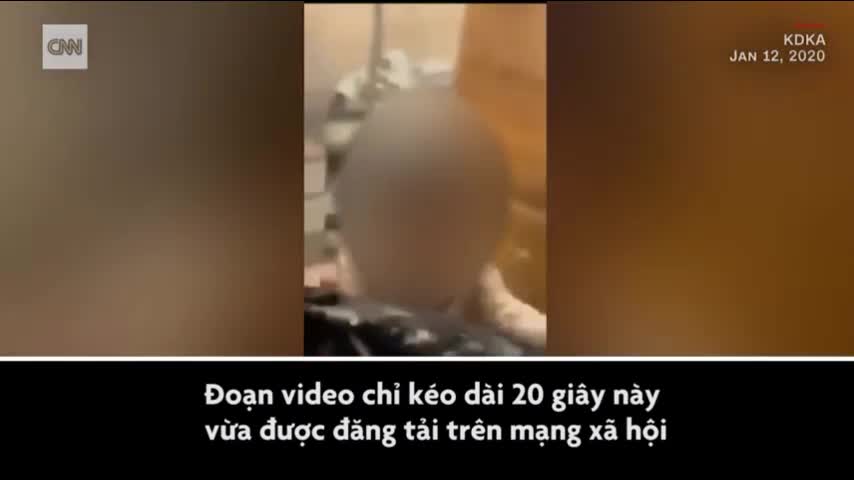 Người cười thích thú khi bé trai 2 tuổi ngã gục vì hút thuốc lá điện tử