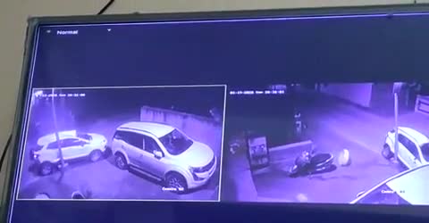 Kinh hoàng cảnh ô tô mất lái lộn nhiều vòng, tài xế văng ra ngoài 