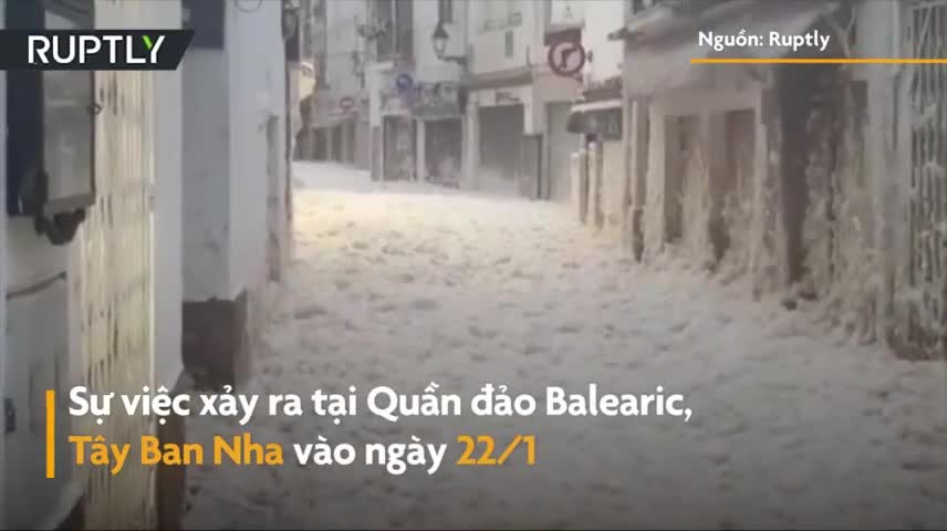 Bọt biển nhấn chìm một hòn đảo ở Tây Ban Nha