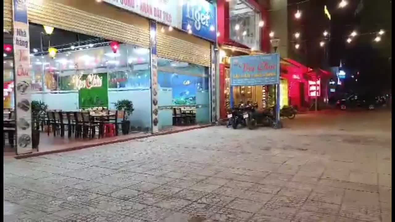 Công an kiểm tra nồng độ cồn, quán nhậu vắng khách, nhân viên đóng cửa sớm