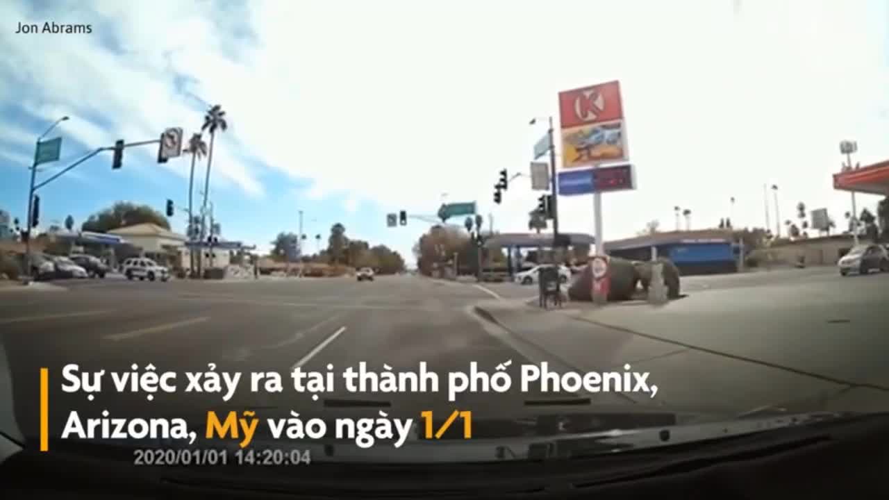 Ô tô vượt đèn đỏ đâm thẳng vào xe cảnh sát