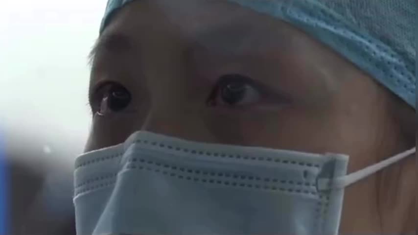 Video: Nữ y tá và bạn trai đeo khẩu trang hôn nhau qua tấm kính cách ly virus corona