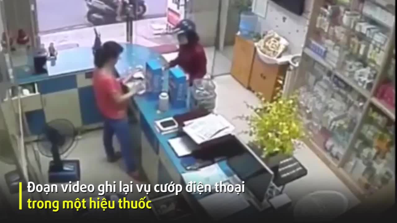 Chủ tiệm thuốc đứng hình trước pha giật điện thoại nhanh như chớp