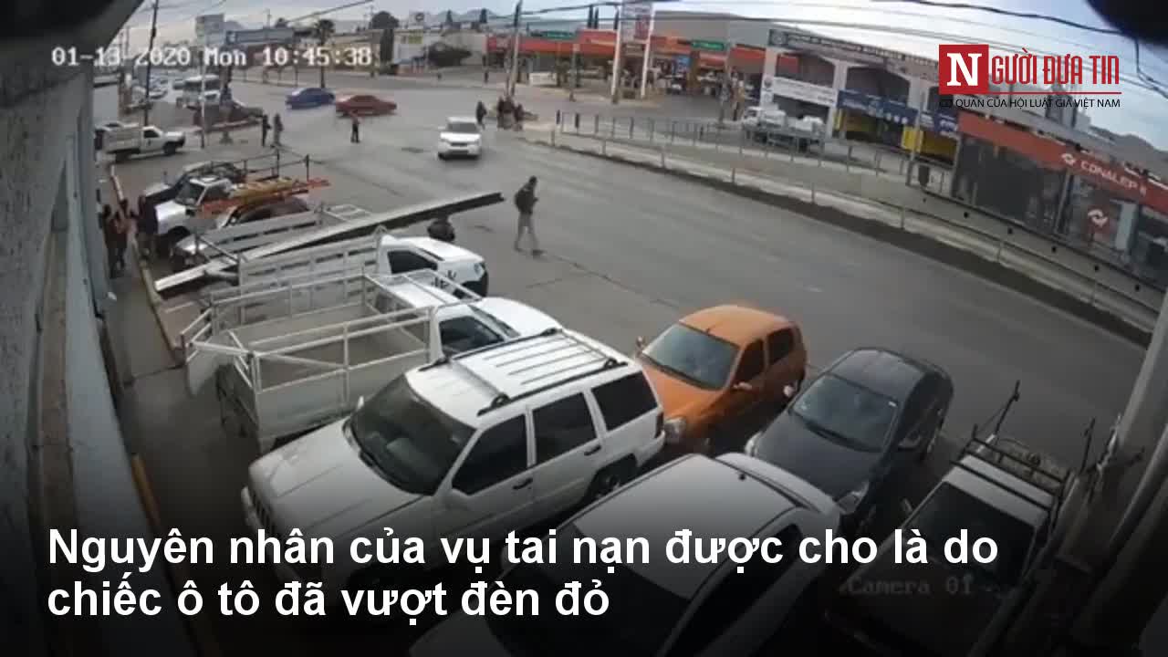 Ô tô tông người đi bộ bay lên trời