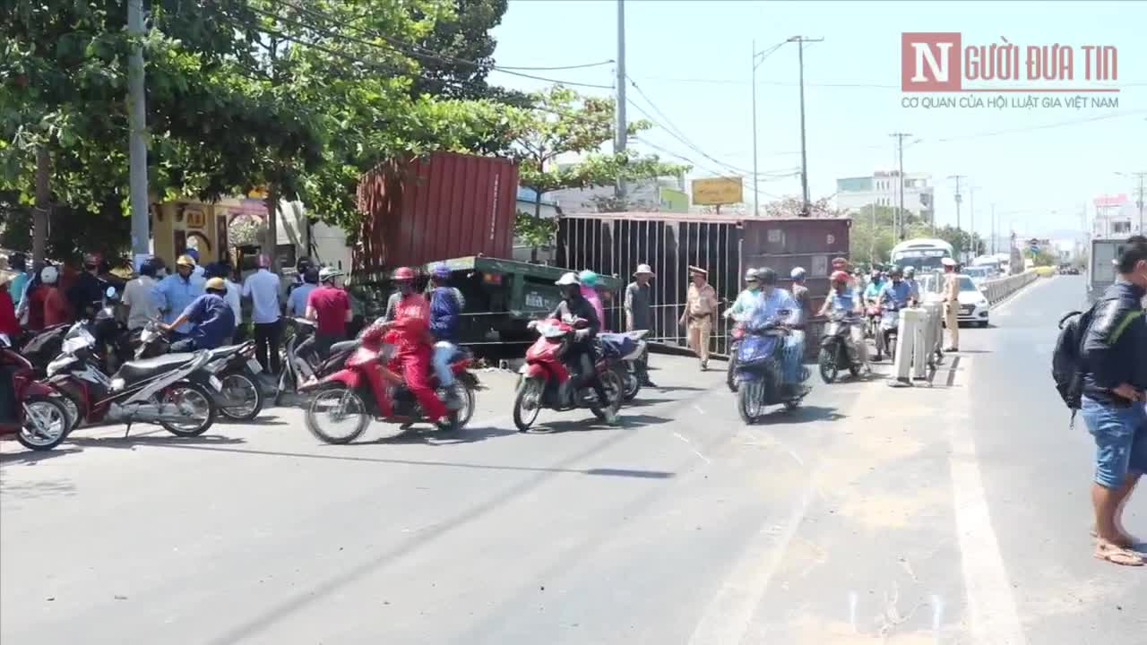 Video: Hiện trường vụ tai nạn xe container nổ bánh rồi mất lái kéo lê 5 xe máy, 4 người bị thương