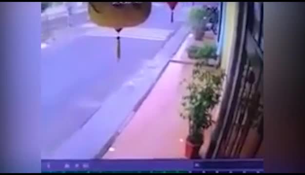 Ô tô mất lái tông trực diện người đàn ông, 2 người khác thoát chết