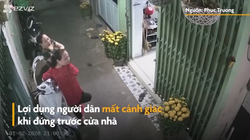 Người phụ nữ ngã đập mặt xuống đất vì bị giật dây chuyền vàng