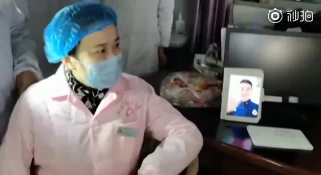 Video: Cặp đôi làm đám cưới qua điện thoại vì dịch virus corona