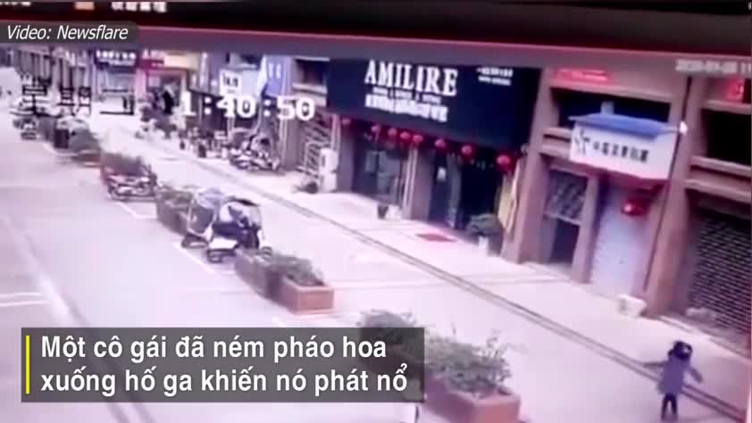 Thiếu nữ nghịch dại khiến 4 người bị thổi bay lên không sau vụ nổ kinh hoàng