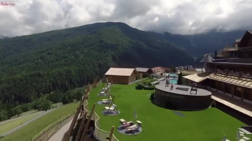 Ngỡ ngàng bể bơi vô cực thách thức không gian ở Italy
