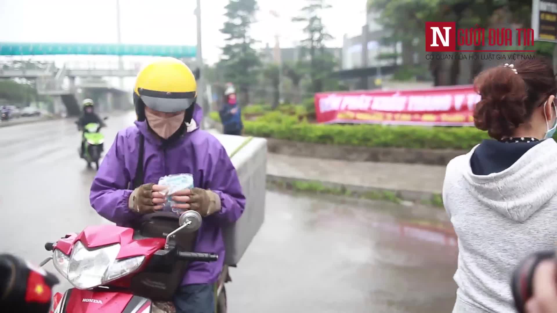 Phát khẩu trang miễn phí