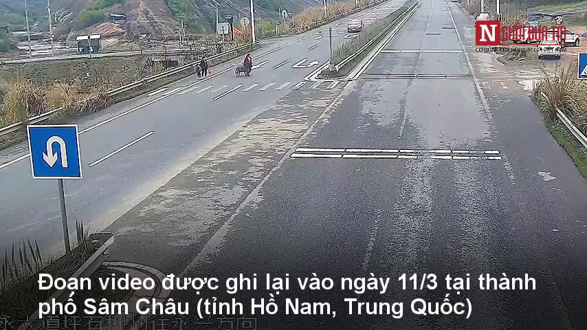 Ngã bổ ngửa vì xe kéo bị hất văng trên quốc lộ