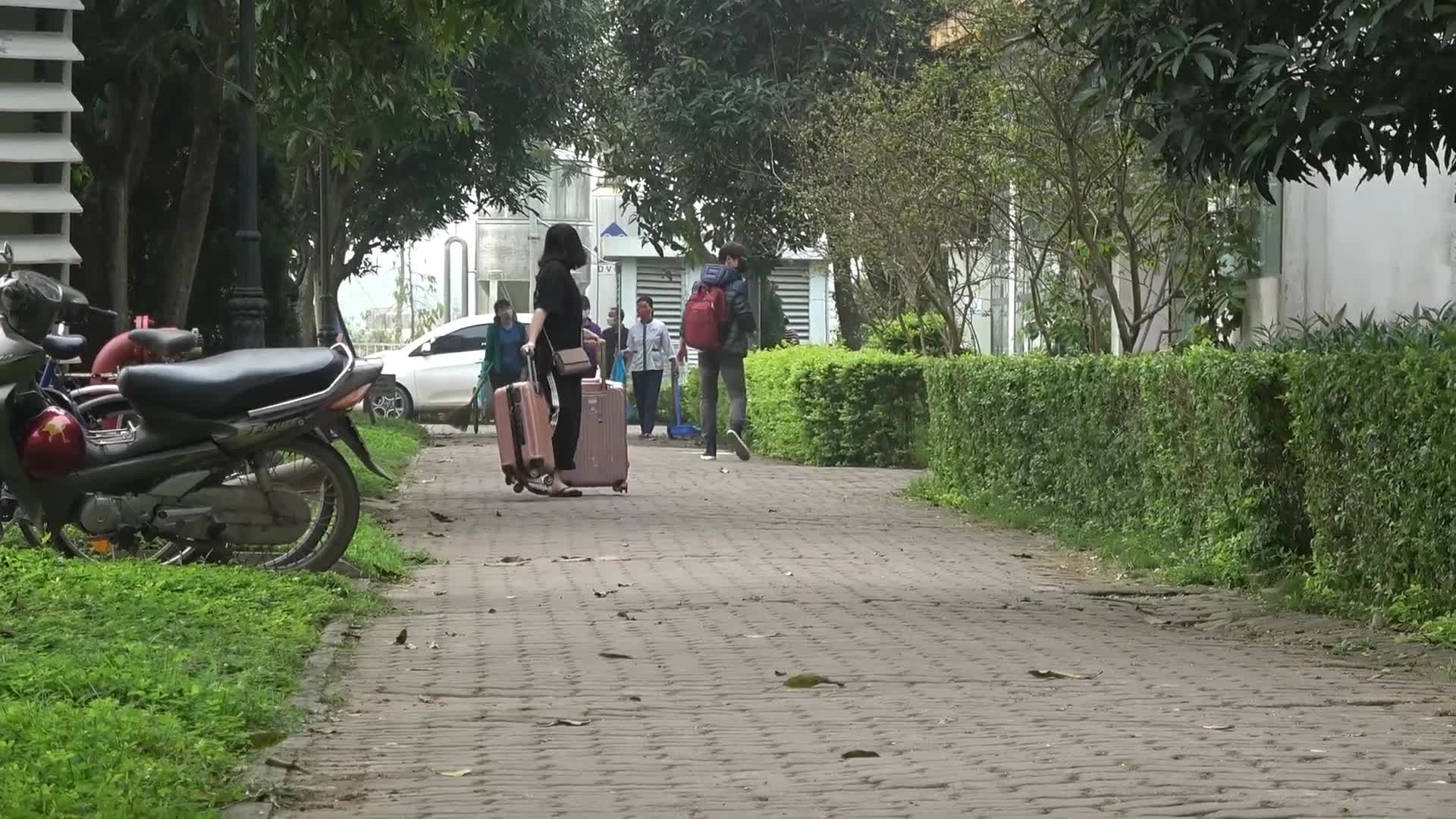Sinh viên Hà Nội tiếp tục tất bật thu dọn đồ đạc nhường hơn 2000 chỗ cách ly Covid-19