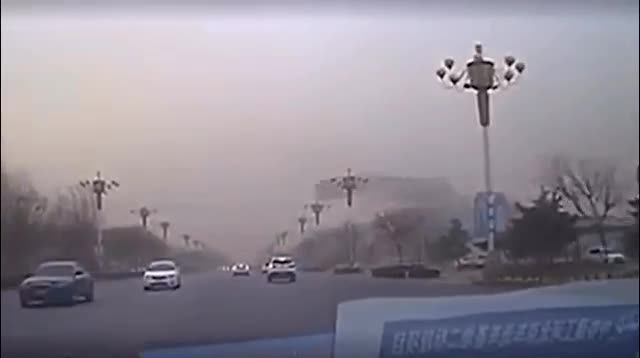 Mái nhà từ trên trời rơi xuống càn quét trên đường quốc lộ