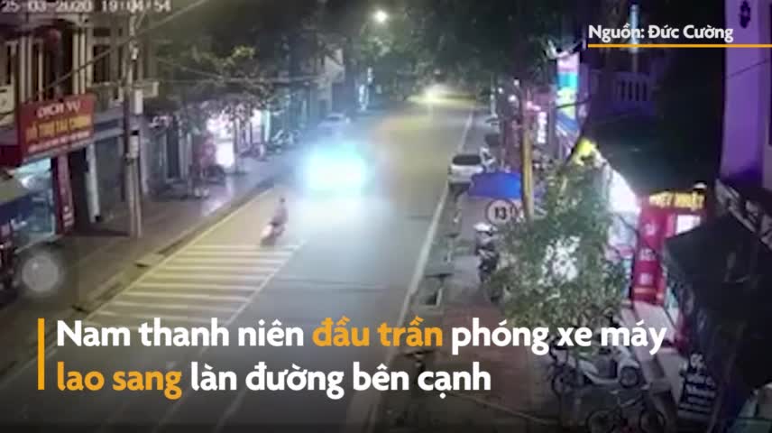 Nam thanh niên đầu trần phóng xe máy đâm vào ôtô