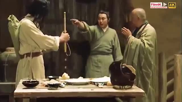 Lệnh Hồ Xung dùng Độc cô cửu kiếm đấu cao thủ Thiếu Lâm tự.