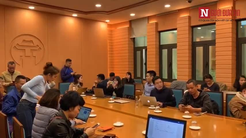Rất đông PV đã có mặt tại cuộc họp khẩn