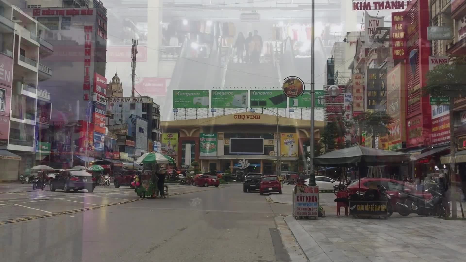 Hàng trăm tiểu thương đóng cửa, rao bán ki-ốt vì vắng khách