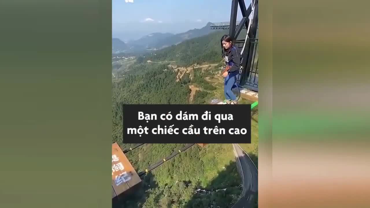 Đi bộ trên không trung ở độ cao 1.300m, bạn có dám thử