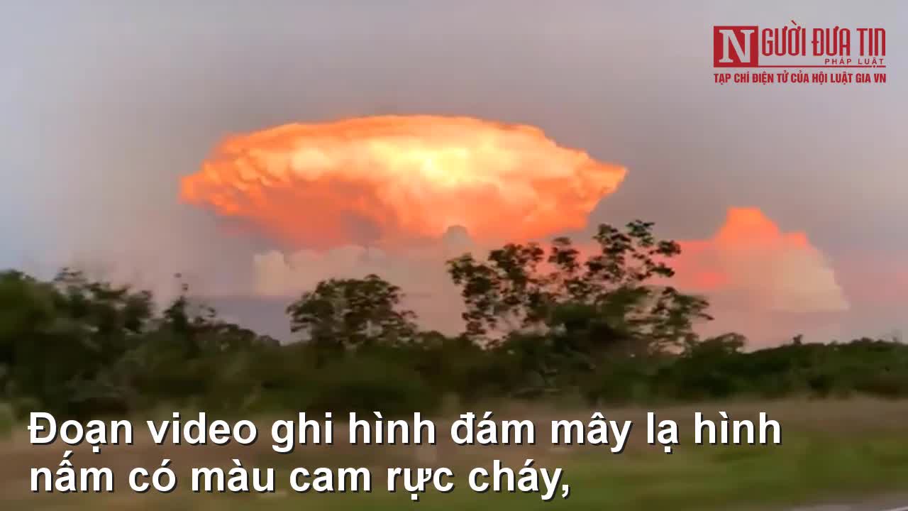 Đám mây hình nấm đỏ rực trên bầu trời Bồ Đào Nha