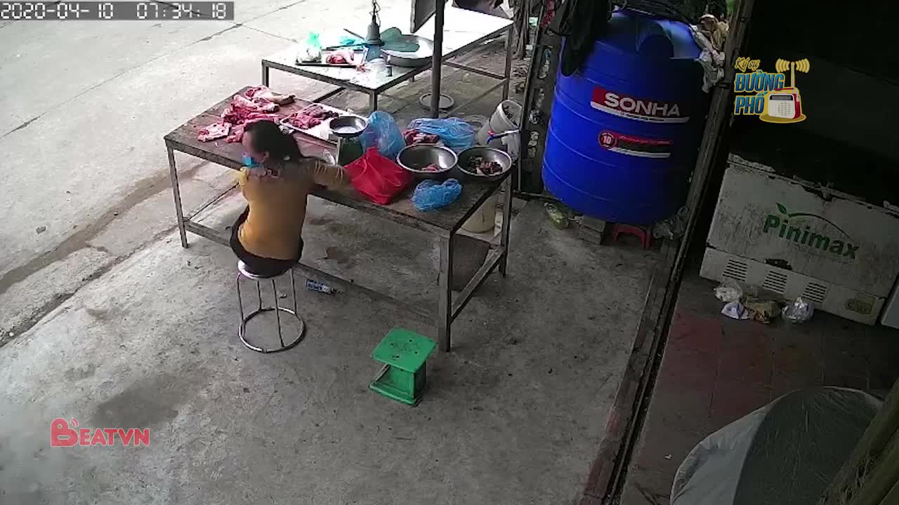 Clip: Mất lái, cô gái tông thẳng vào hàng thịt lợn khiến nhiều người thót tim